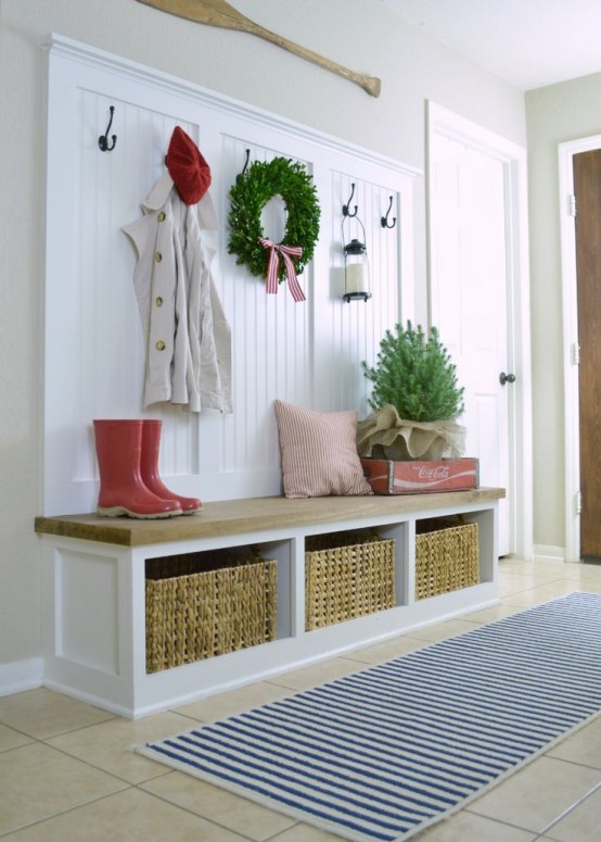 Welcoming And Cozy Christmas Entryway Decor Ideas