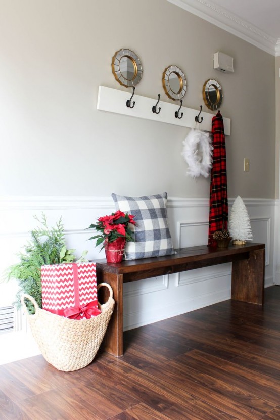 Welcoming And Cozy Christmas Entryway Decor Ideas