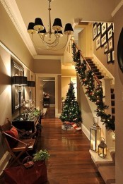 Welcoming And Cozy Christmas Entryway Decor Ideas