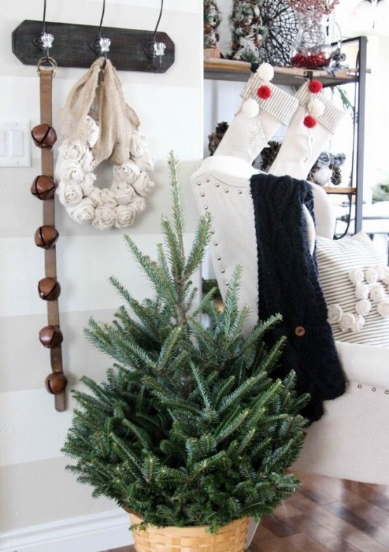 Welcoming And Cozy Christmas Entryway Decor Ideas