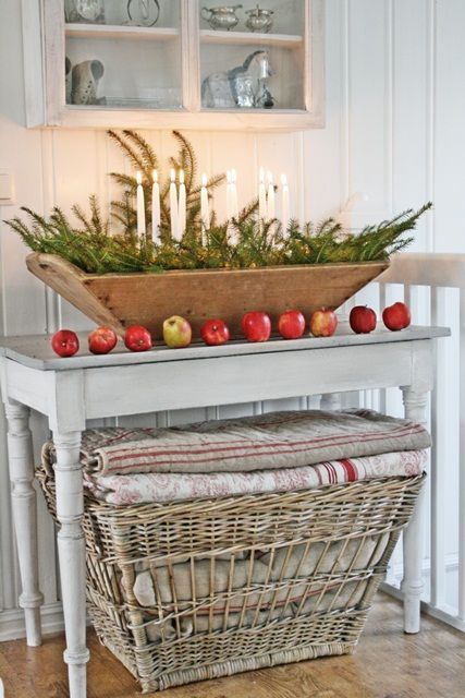 Welcoming And Cozy Christmas Entryway Decor Ideas