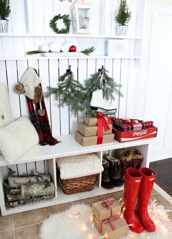 23 Welcoming And Cozy Christmas Entryway Décor Ideas - DigsDigs