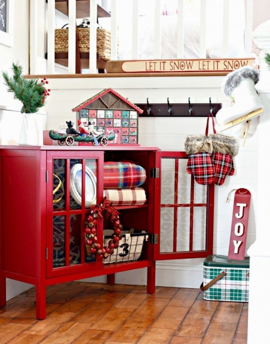 Welcoming And Cozy Christmas Entryway Decor Ideas