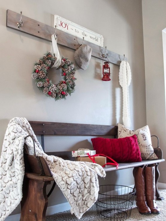 Welcoming And Cozy Christmas Entryway Decor Ideas