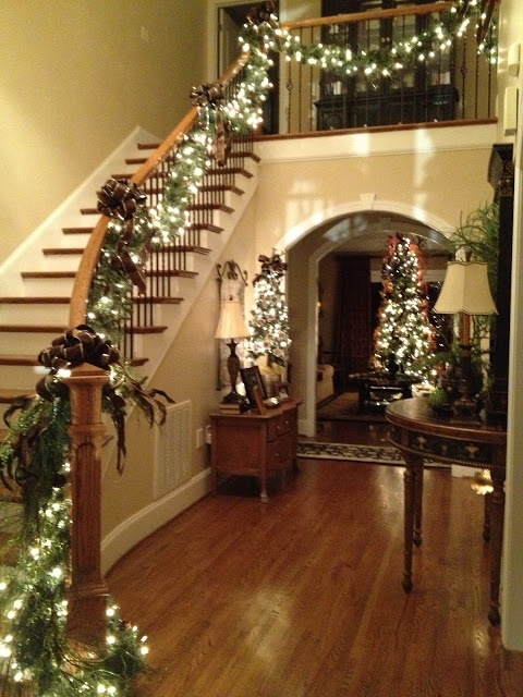 23 Welcoming And Cozy Christmas Entryway Décor Ideas - DigsDigs