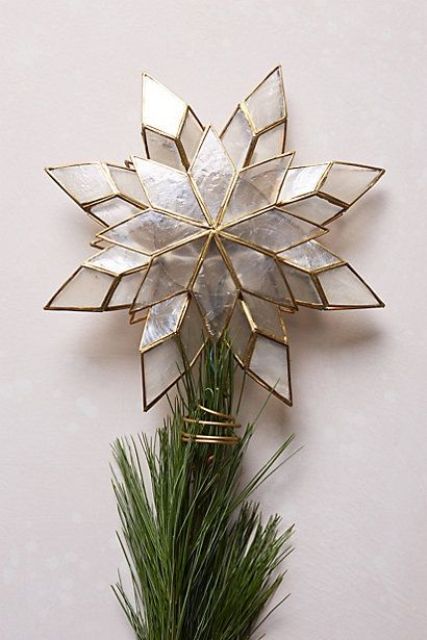 a glam tree topper of mother of pearl acryl and with gold frames is a very chic and shiny idea for Christmas