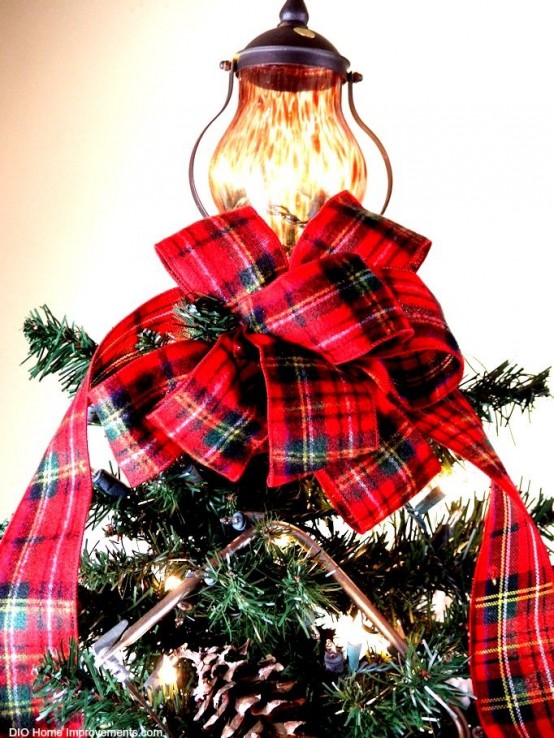 an oversized red plaid bow plus a lantern on top will make your Christmas tree very cozy, rustic and cool, this tree topper is ideal for farmhouse, rustic vintage and just rustic spaces