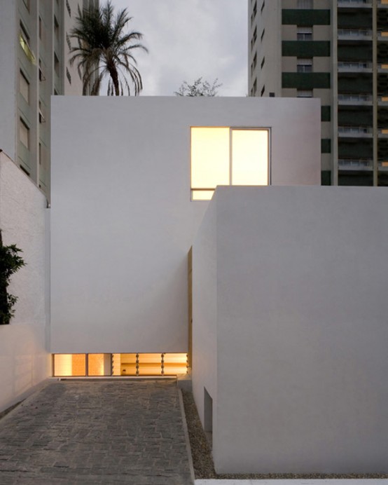 White Cube House On A Long And Narrow Lot