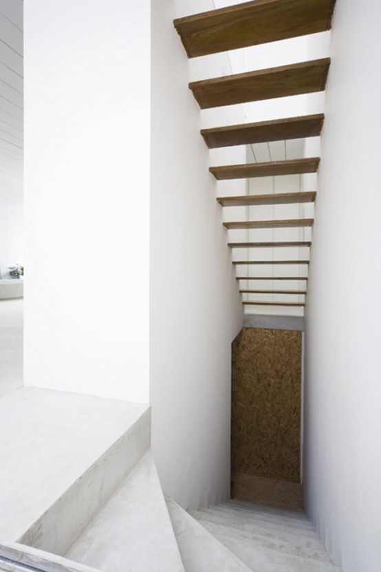White Cube House On A Long And Narrow Lot