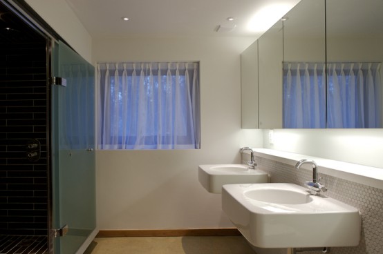 wooden weekend retreat bathroom